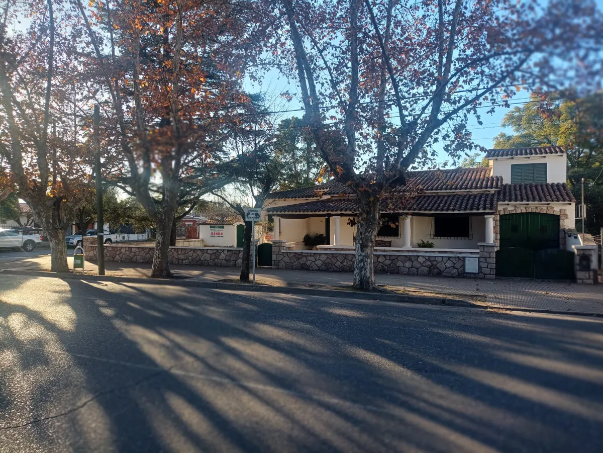 Casa en esquina, doble lote en Jesús María