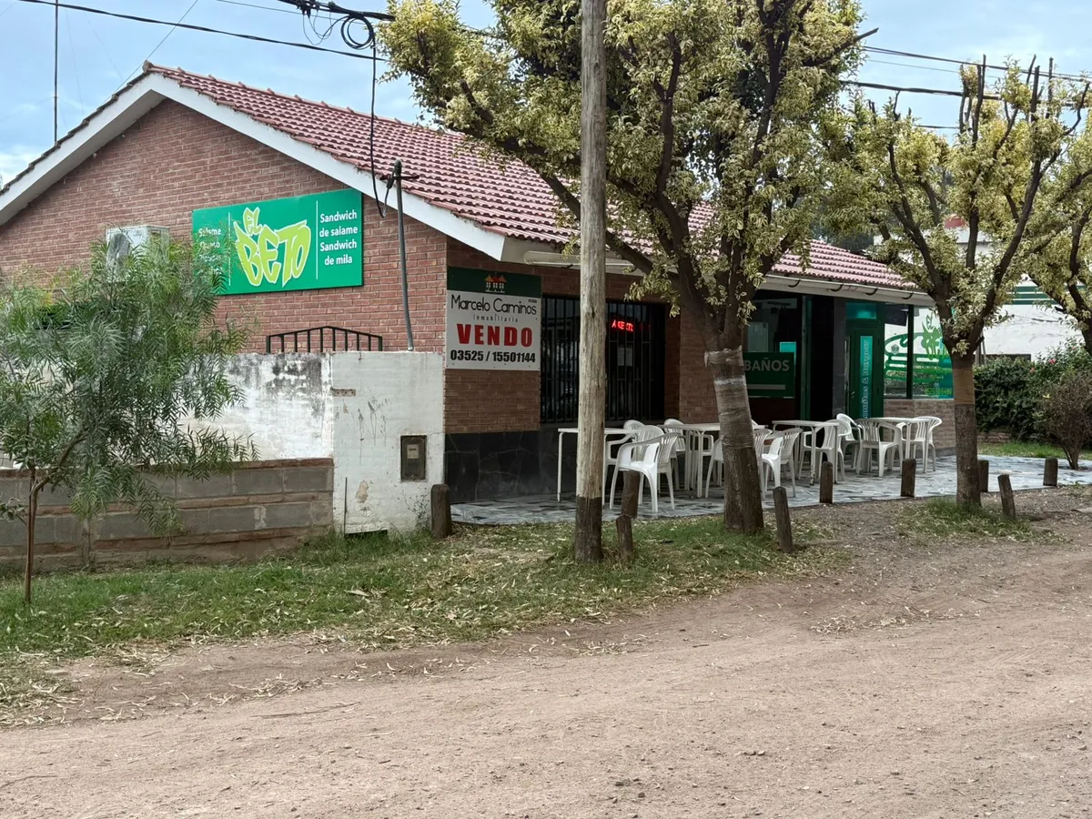 Ruta 9 Sinsacate: Casa con Locales y 938 m2 Terreno · Sinsacate